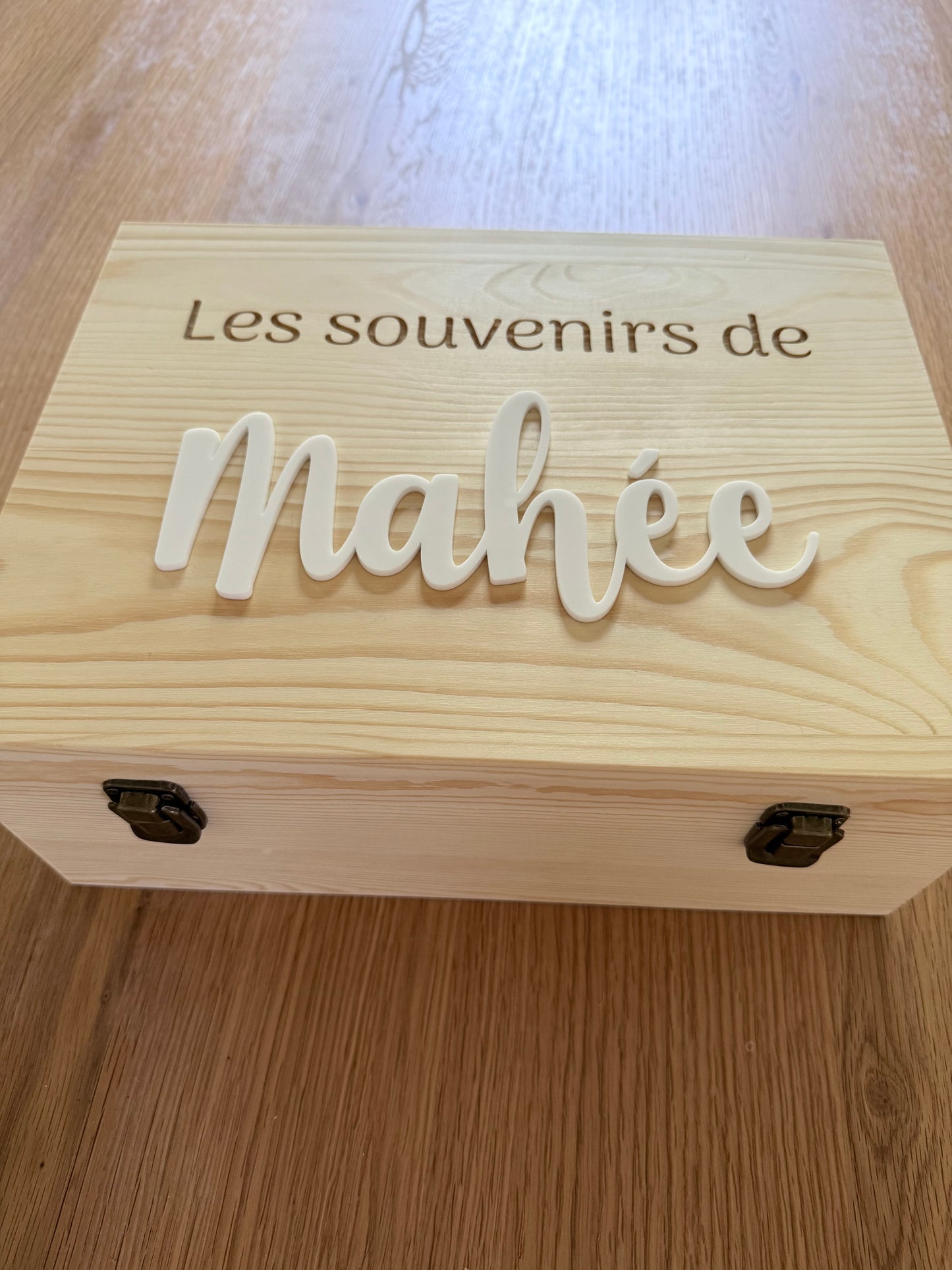 Boîte souvenir personnalisée en bois – prénom en acrylique
