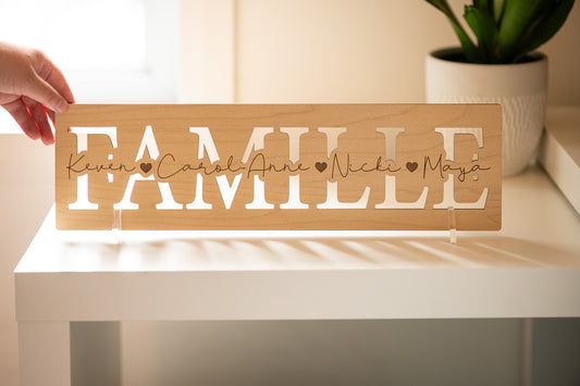 Plaque en bois avec mot découpé et prénoms gravés