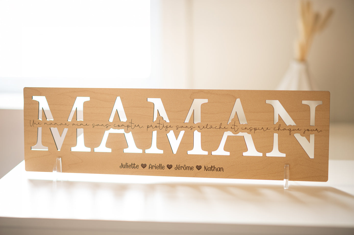 Plaque en bois avec mot découpé, phrase personnalisée et prénoms gravés