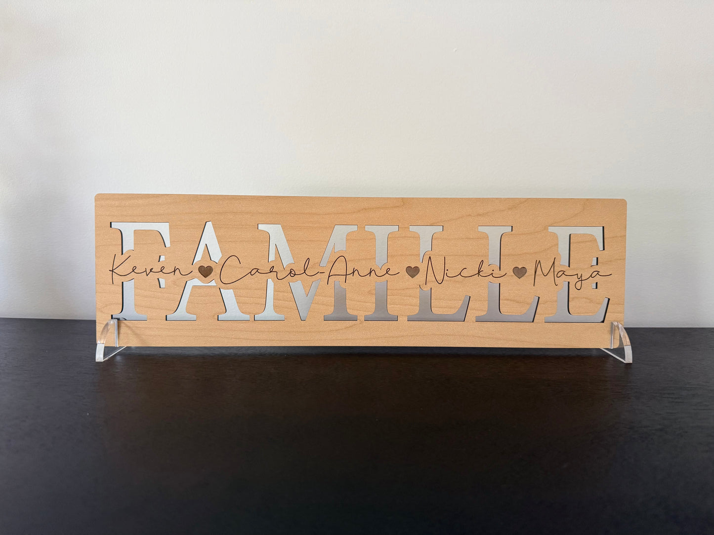 Plaque en bois avec mot découpé et prénoms gravés