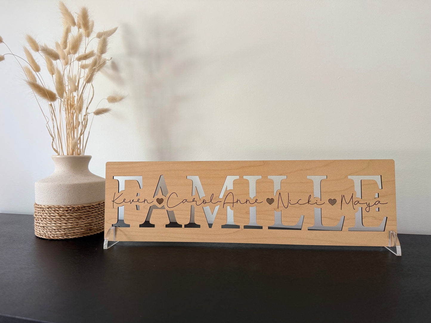 Plaque en bois avec mot découpé et prénoms gravés