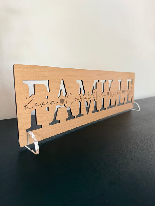 Plaque en bois avec mot découpé et prénoms gravés
