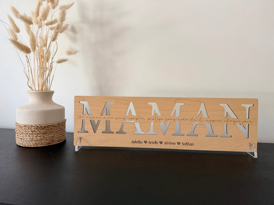 Plaque en bois avec mot découpé, phrase personnalisée et prénoms gravés