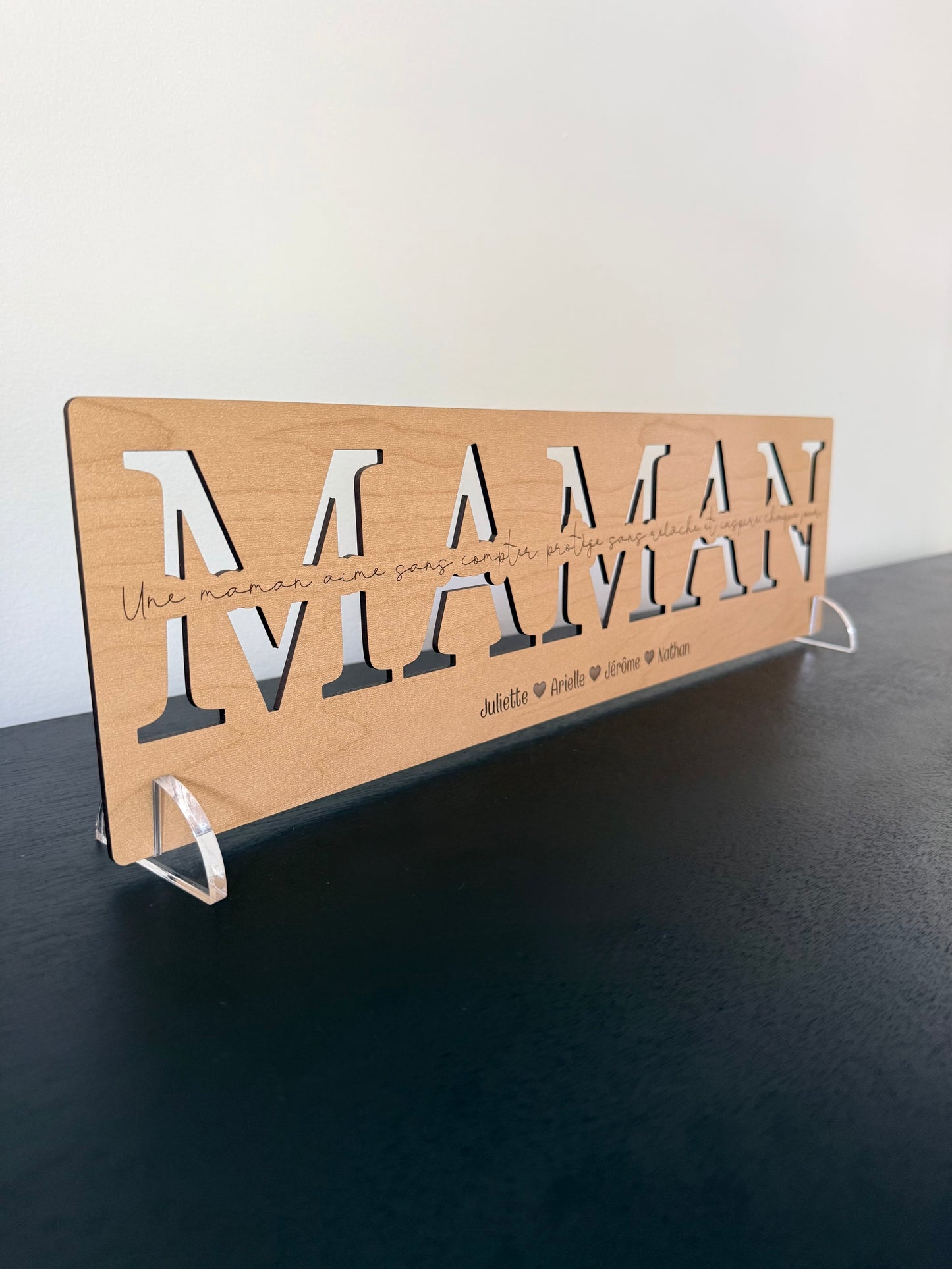 Plaque en bois avec mot découpé, phrase personnalisée et prénoms gravés