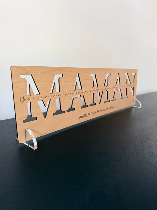 Plaque en bois avec mot découpé, phrase personnalisée et prénoms gravés