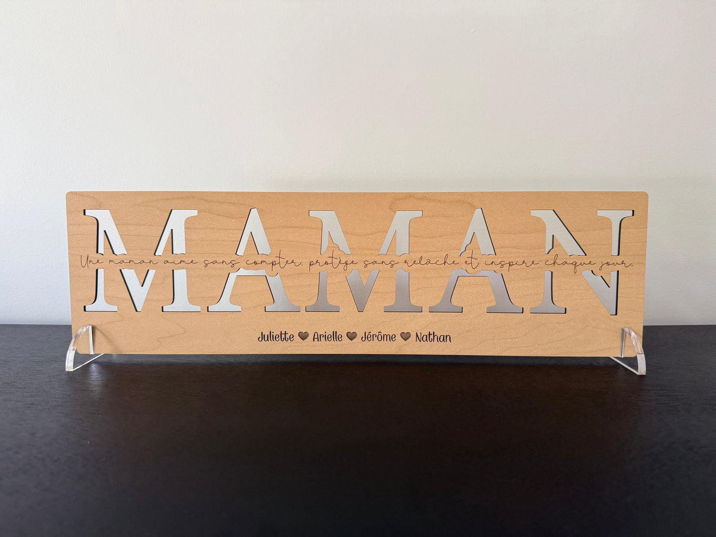 Plaque en bois avec mot découpé, phrase personnalisée et prénoms gravés