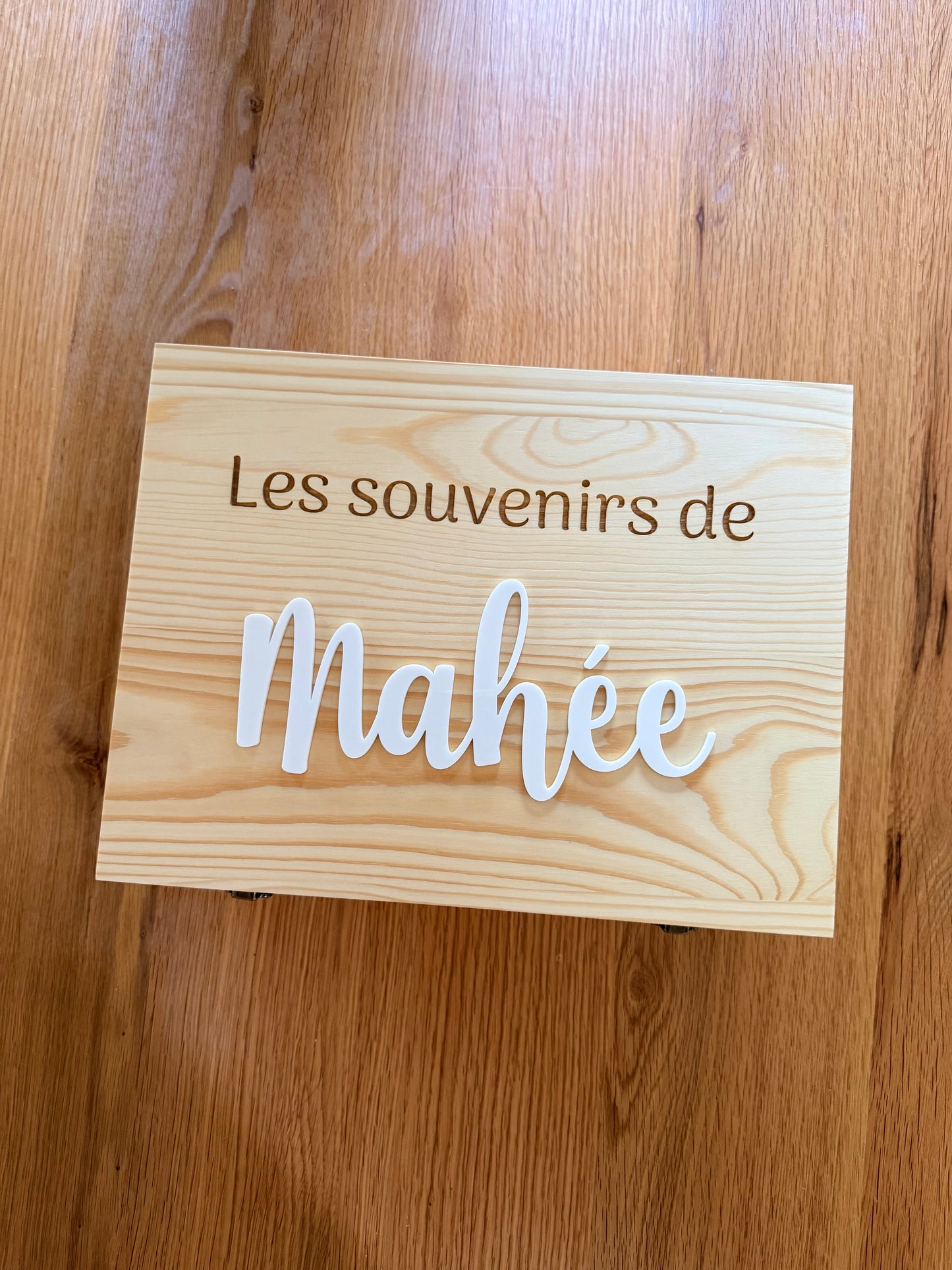 Boîte souvenir personnalisée en bois – prénom en acrylique
