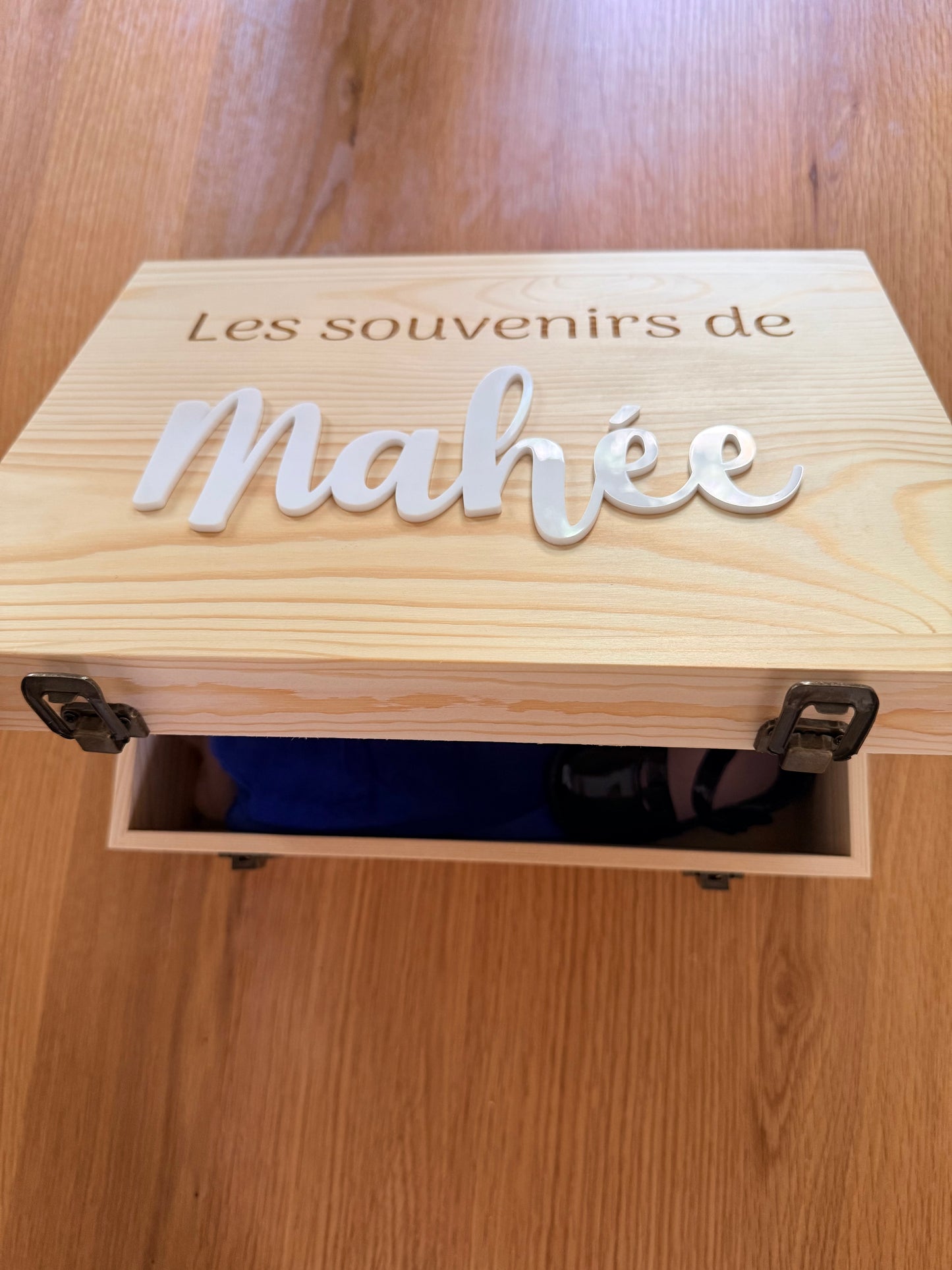 Boîte souvenir personnalisée en bois – prénom en acrylique
