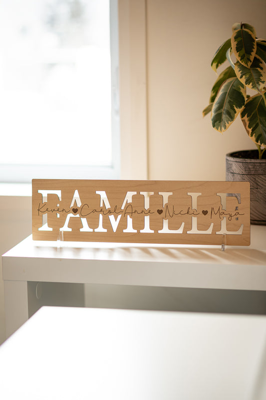 Plaque en bois avec mot découpé et prénoms gravés