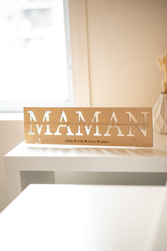 Plaque en bois avec mot découpé, phrase personnalisée et prénoms gravés